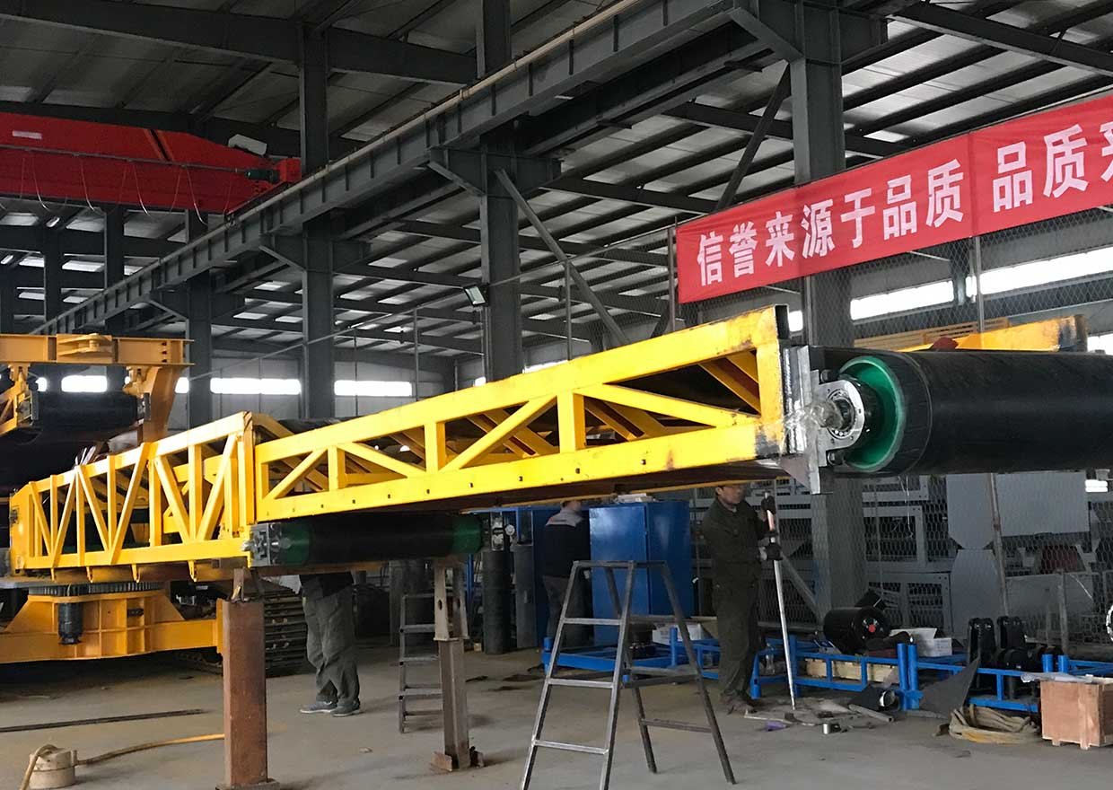 High-capacity mobile stacker and reclaimer for bulk material handling