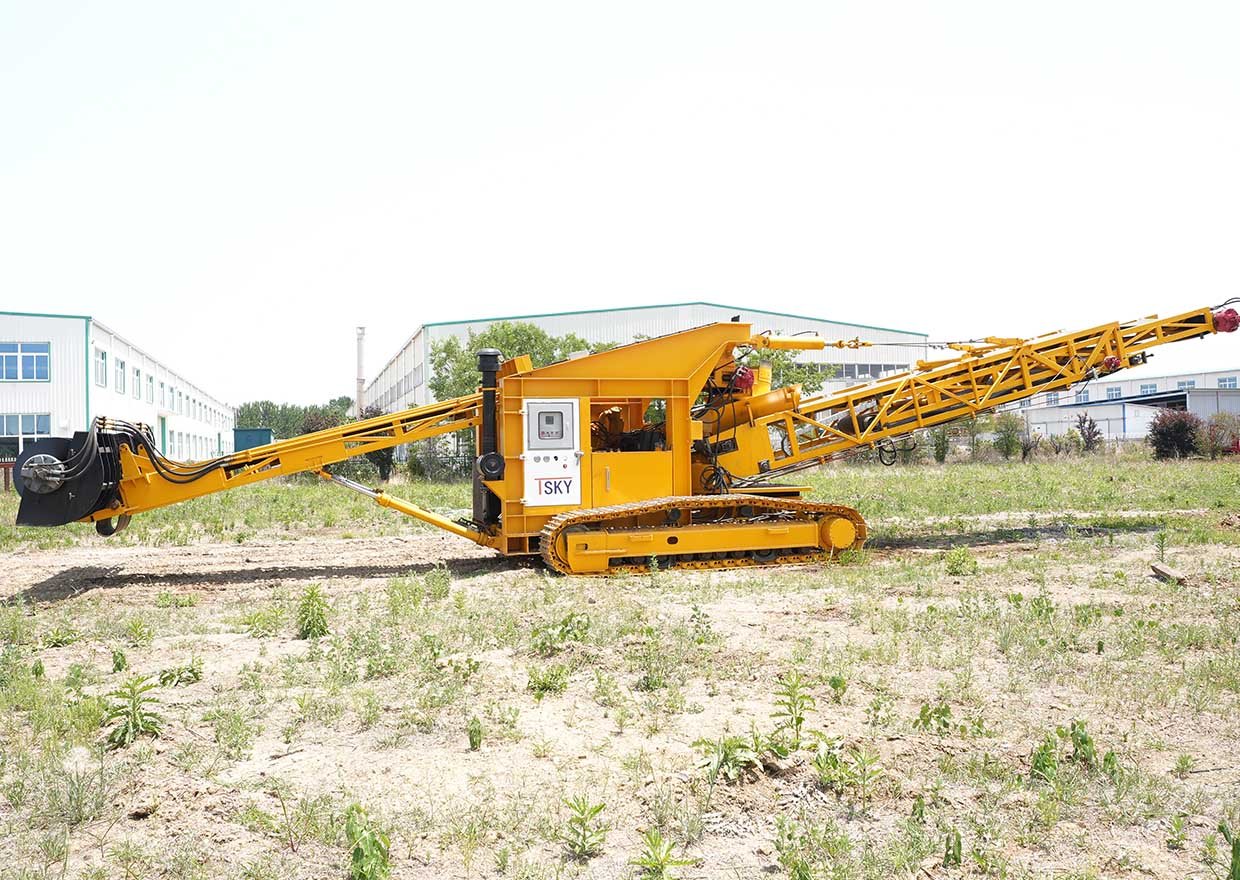 Wide plate chain conveyor stacker for efficient bulk material stacking