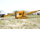Wide plate chain conveyor stacker for efficient bulk material stacking
