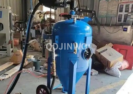 Wet sandblasting machine