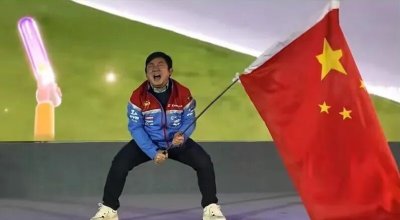 Zhang Xue's motorcycle, a legendary performance!