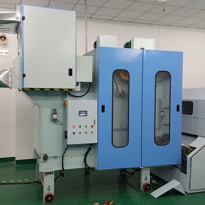 Alimentador tipo condensador con nivelador automático