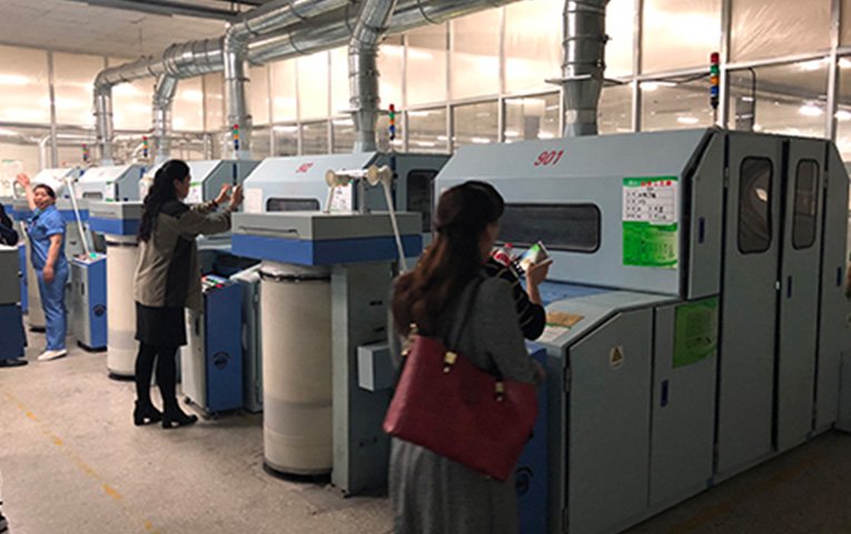 Representantes de empresas textiles se refieren a la máquina cardadora de nuestra empresa.