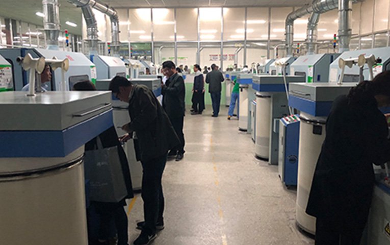 Representantes de empresas textiles se refieren a la máquina cardadora de nuestra empresa.