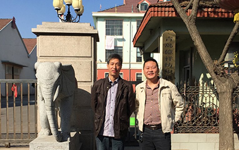 Sun Qihai, editor jefe adjunto de Yarn Network 2017, visitó la fábrica para recibir orientación.