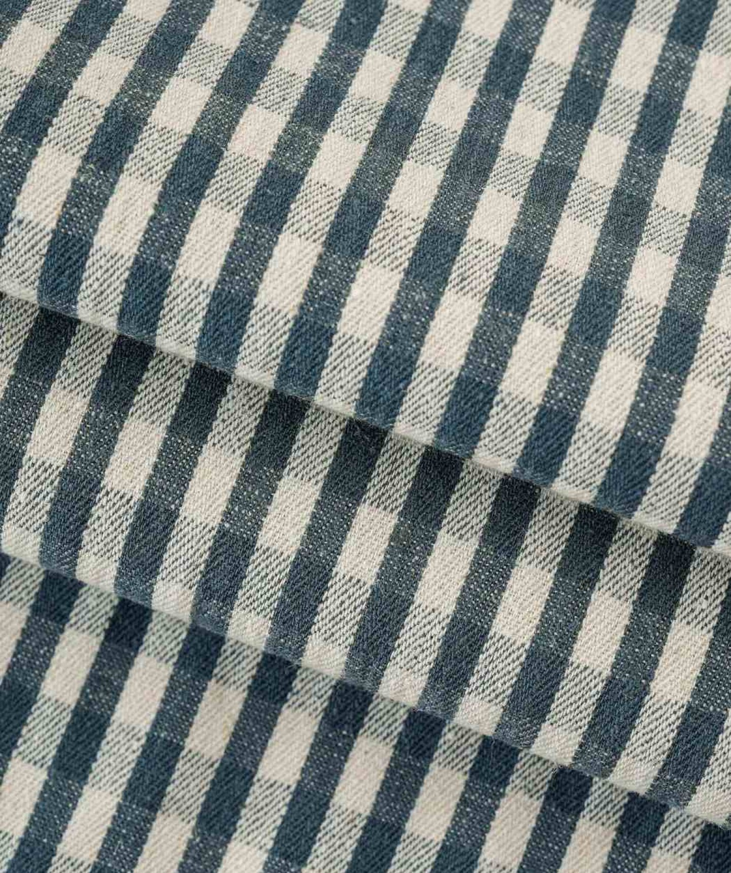 Lightweight twill fabric for shirts