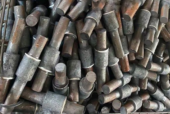 أعمدة متدرجة مطروقة