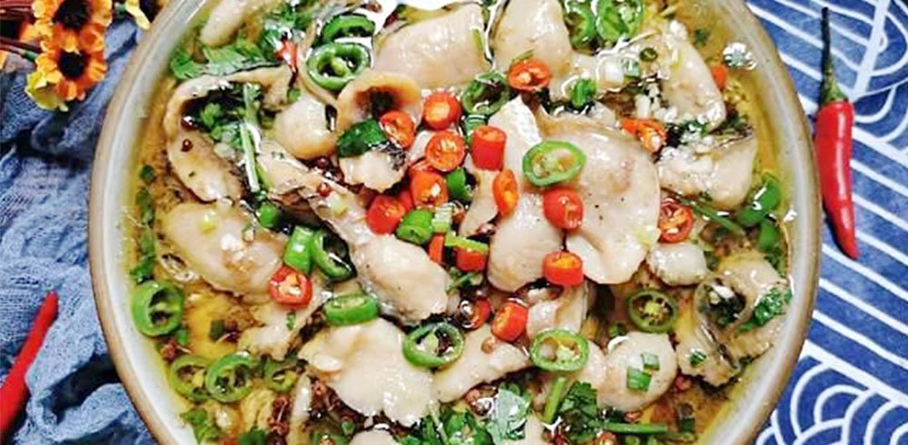 Preparation method of black fish fillet with green peppercorns