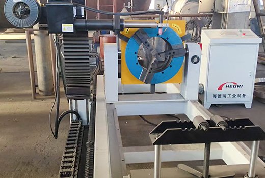 Automatic welding machine for pipe flanges