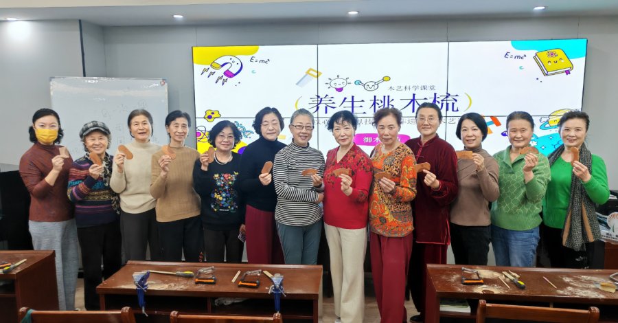 Royal Wood Atelier Brings Intangible Cultural Heritage to Communities, Artisan Skills Illuminate Residents' Cultural Lives