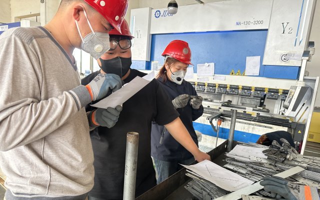 Shipment in the early morning, regular meetings, production, and quality inspection—what is busy is not just Monday, but every day when all staff are on duty.