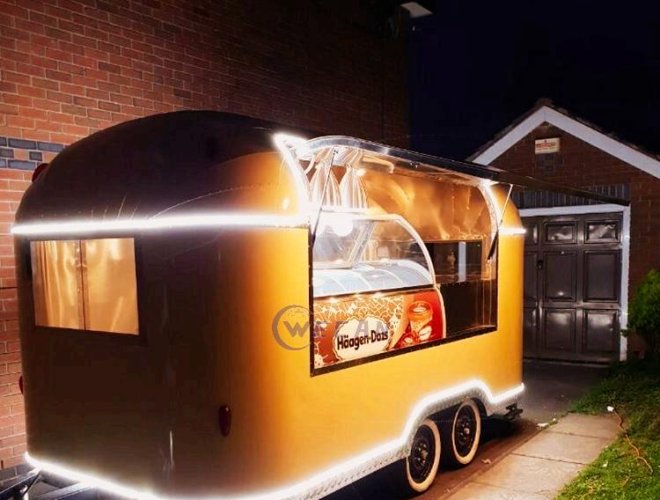 مقطورة طعام معدنية من نوع Airstream 2