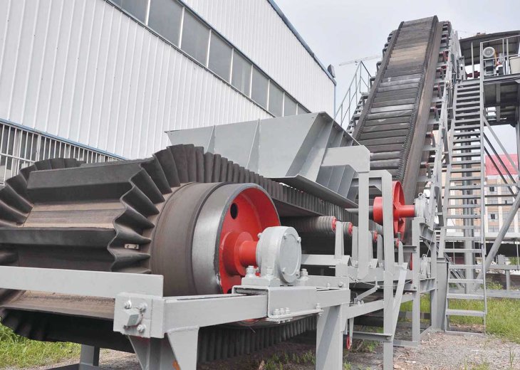 LARGE-ANGLE BELT CONVEYOR