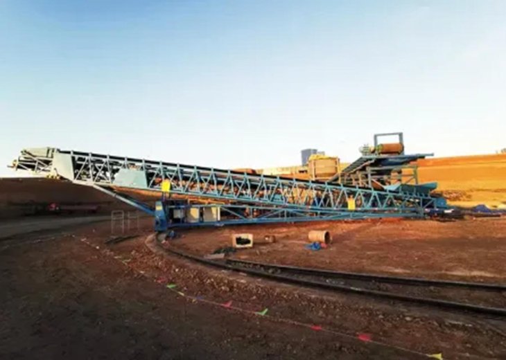 RAIL-MOUNTED TELESCOPIC CONVEYOR