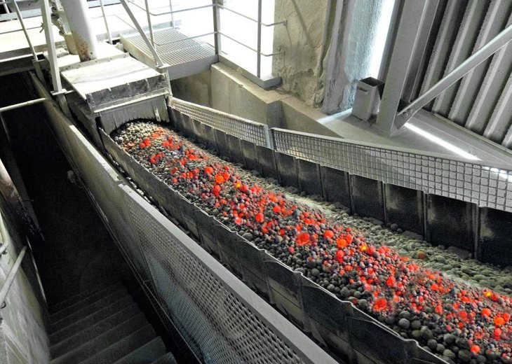 HEAT AND FLAME RESISTANT CONVEYOR BELT