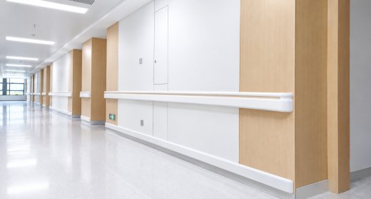 Guía de Especificación de Protección de Paredes Hospitalarias para Arquitectos
