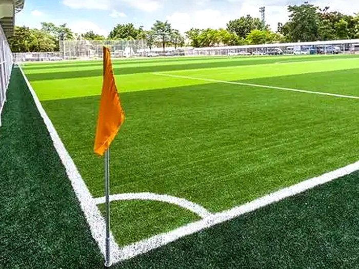 Artificial turf designed for half-pitch practice