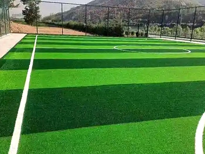 Low-maintenance artificial grass for outdoor sports