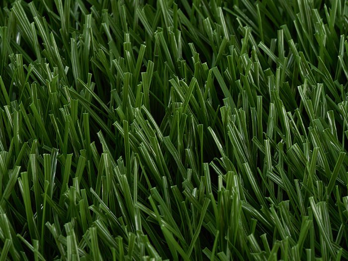 Low-maintenance artificial grass for cold sports areas