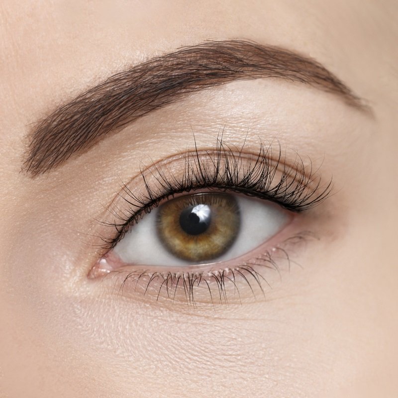 natural wispy mink lashes​ wearing effect with model