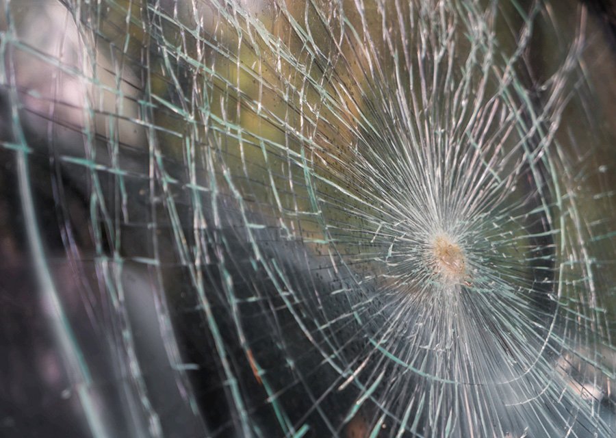 كيفية التعامل مع نافذة مكسورة.