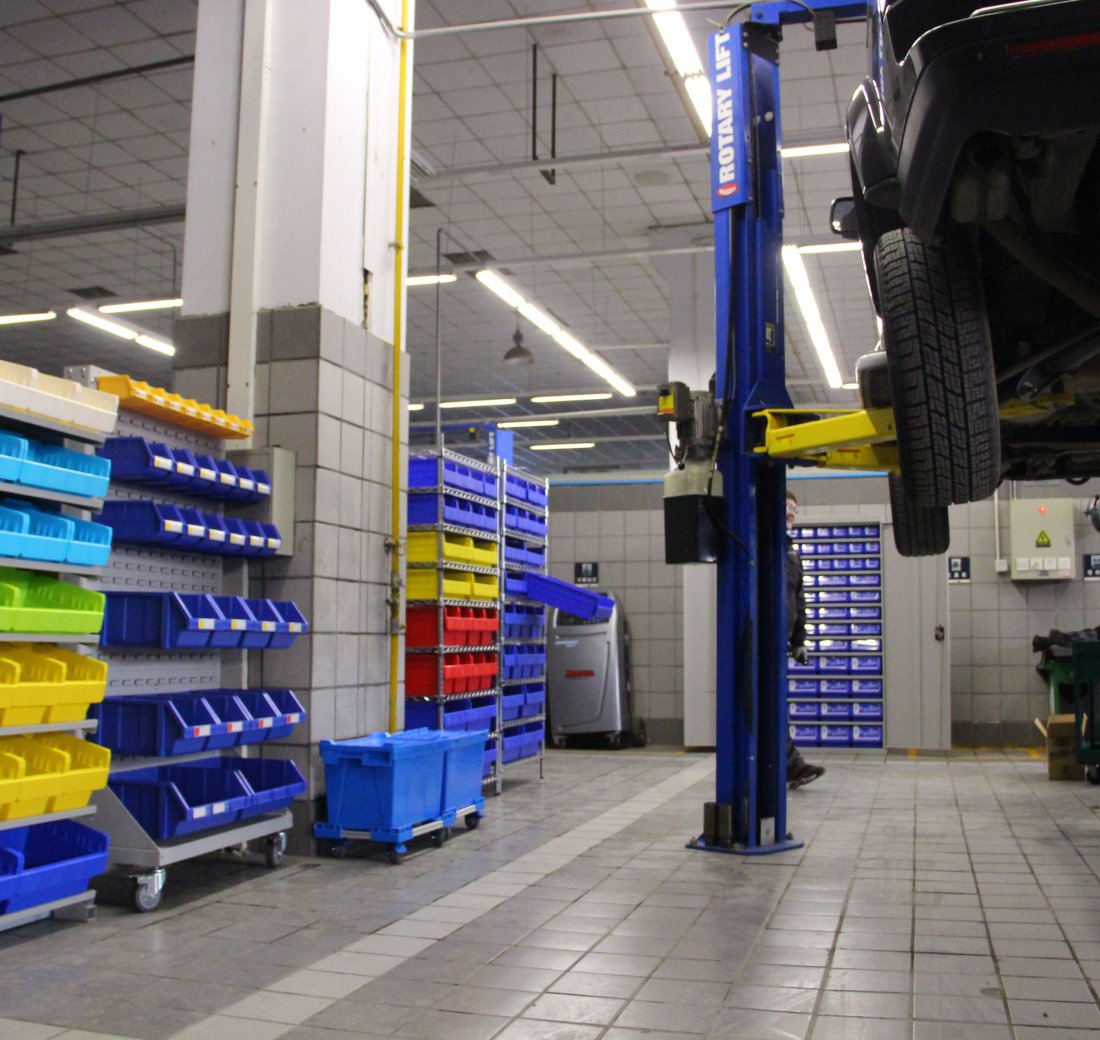 Estantes colgantes de metal