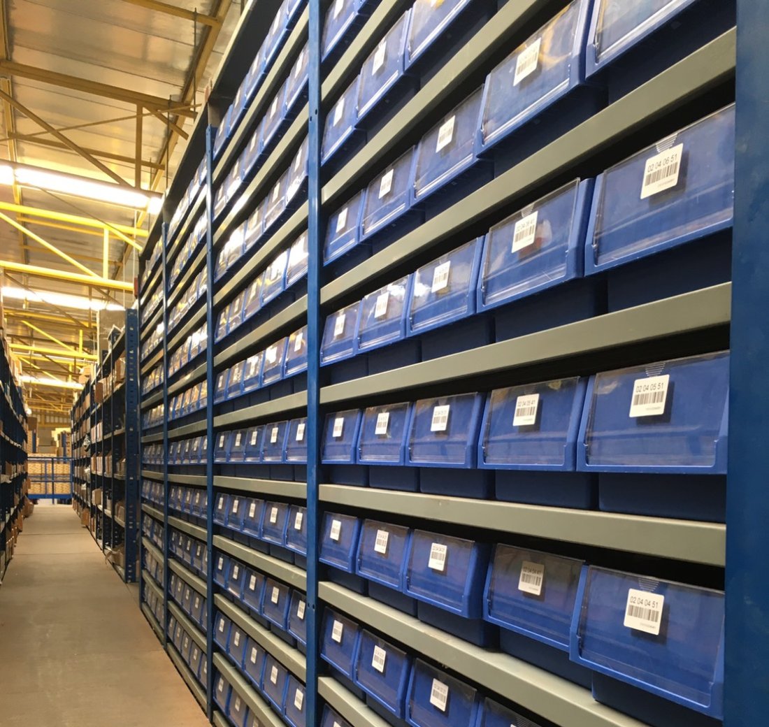 Estantería y armarios para contenedores