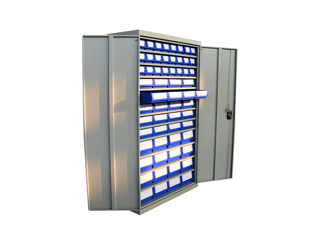 Armario con estantes y contenedores