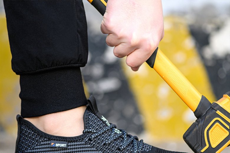 Why Traditional Safety Shoes Still Dominate B2B Orders While Sport-Style Safety Sneakers Thrive on E-Commerce Platforms