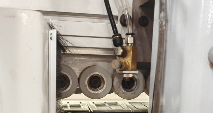 Separating agent spraying device