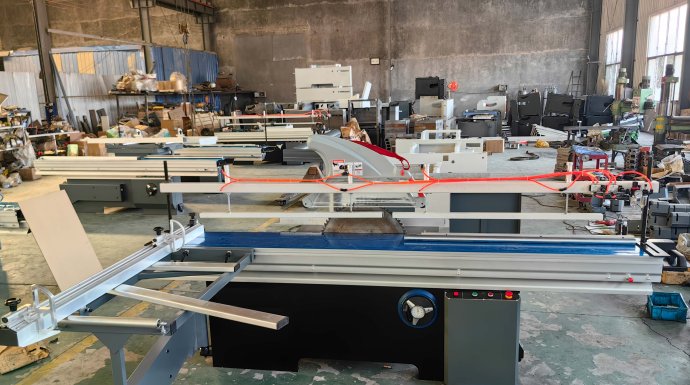 Solid wood sliding table saw 