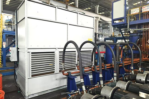 Environmentally-adapted closed cooling tower working outside