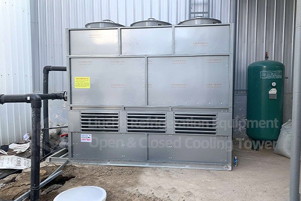 High-efficiency closed cooling tower unit installed outside