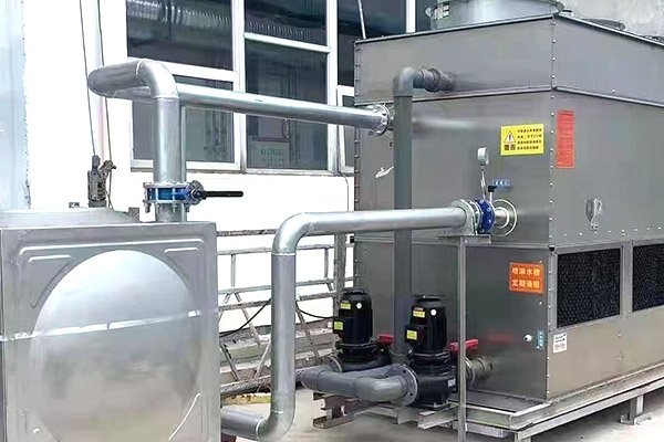 On-site running closed circuit cooling tower in open-air space