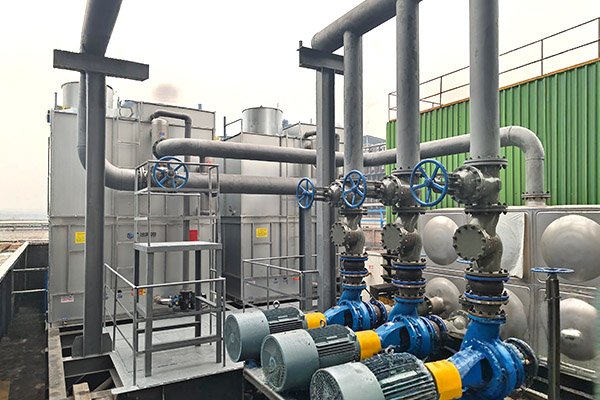 Fully installed outdoor closed countercurrent cooling tower system