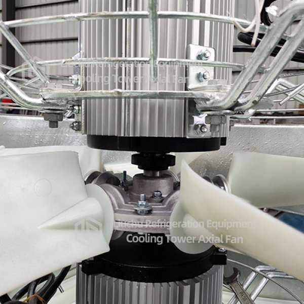  Axial fan featuring low-noise airflow performance