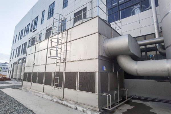  Low-water-use evaporative condenser in energy-saving setup