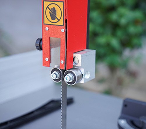 Saw blade guide post elevating adopts rack and pinion structure