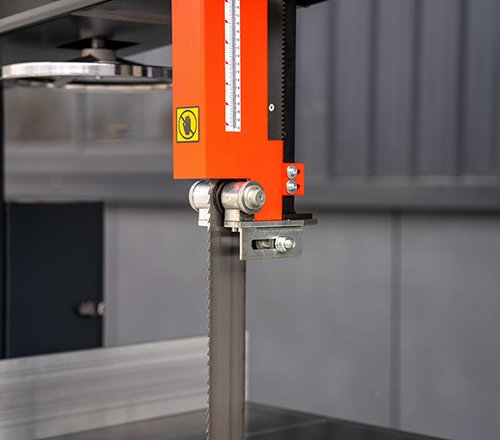 Saw blade guide post elevating adopts rack and pinion structur