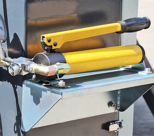 In order to achieve stable tension performance, adopts hydraulic type blade tension structure