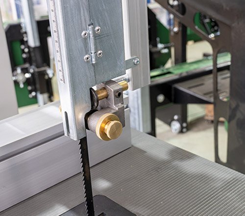 Toolless adjusting saw blade guide
