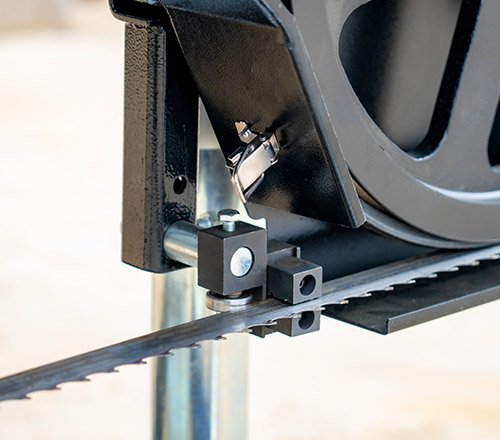 Equipped with high wear-resistant saw blade extrusion block and bearing backrest Left and right double saw clamps, one side is adjustable. To ensure the horizontal operation of the saw blade