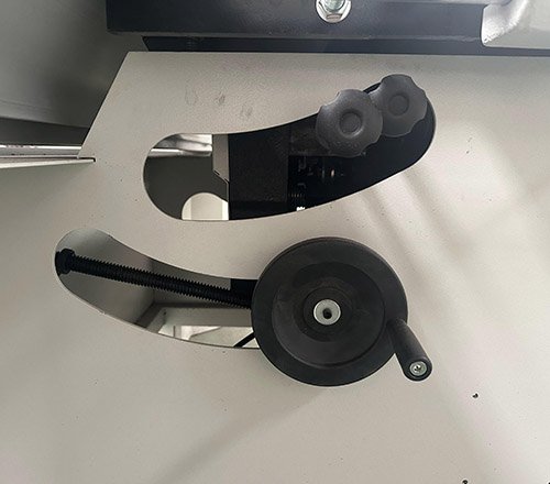 Manual lifting of main saw blade