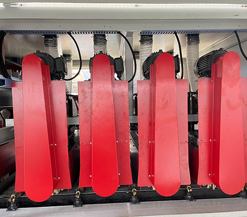 Rows of horizontal rollers can swing can Adjustable speed