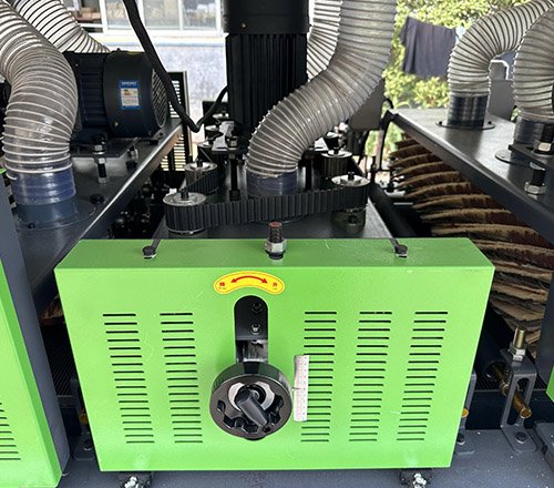 Adjustable lifting and swinging of the disc roller