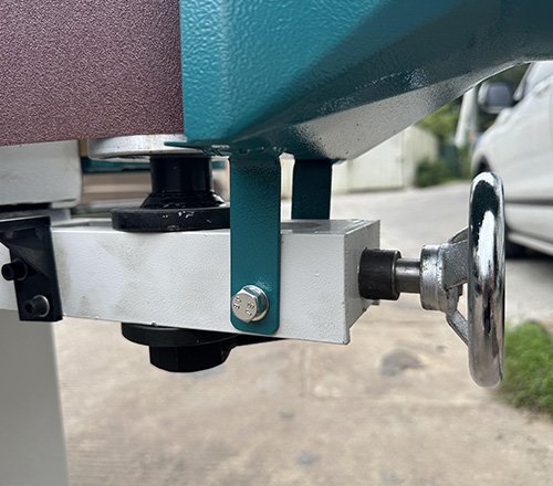 Sander belt tensioning device