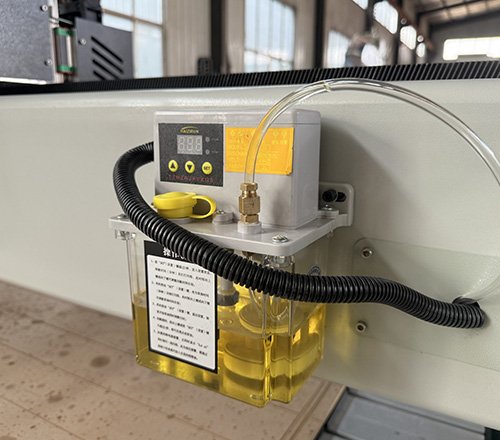 Automatic oil filler