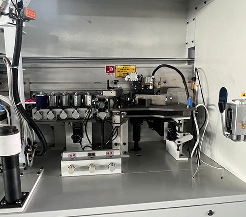 PUR gluing device