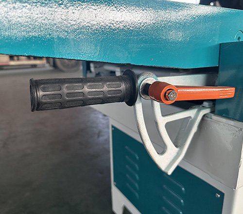 Adjustment of table planing thickness
