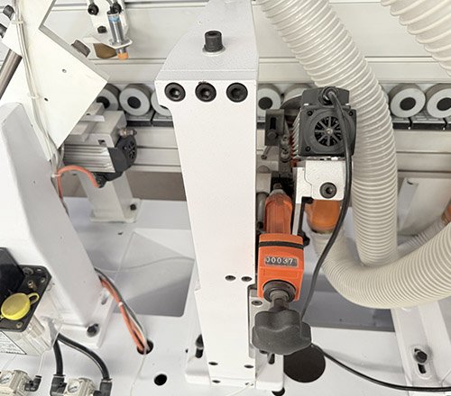 Upper trimming device